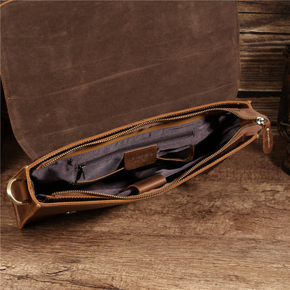 Sac en cuir marron ouvert avec intérieur en tissu gris et poche zippée sur fond bois