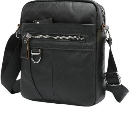 Sac bandoulière en cuir noir avec poche zippée avant, bride réglable et anneau métallique