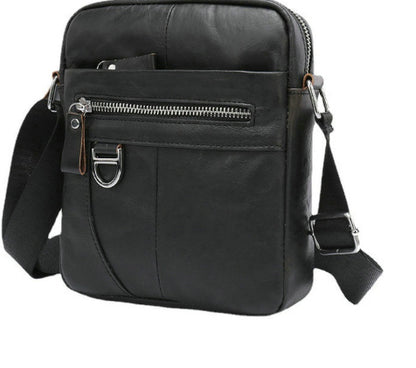 Sac bandoulière en cuir noir avec poche zippée avant, bride réglable et anneau métallique